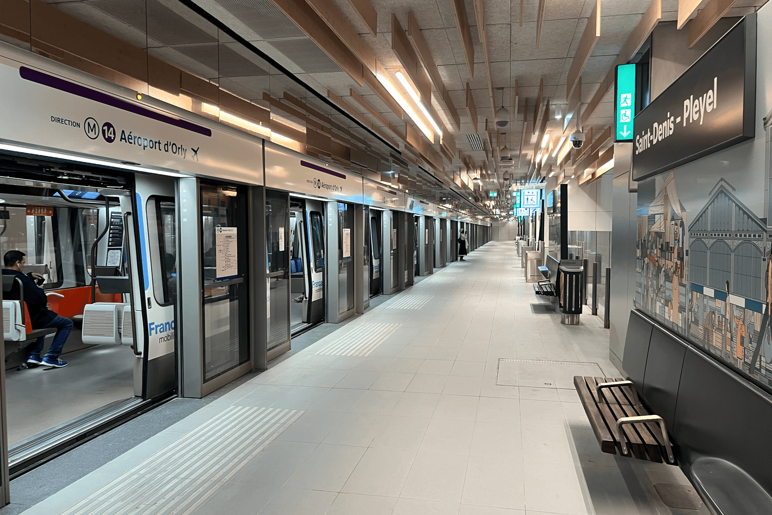 Apartment,Commercial 3-4 bedrooms 1 bathrooms in Paris, France